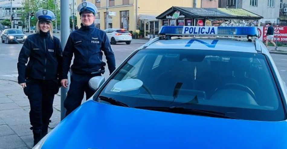 zdjęcie: Policyjny pilotaż mężczyzny do szpitala. / fot. KMP w Gdyni