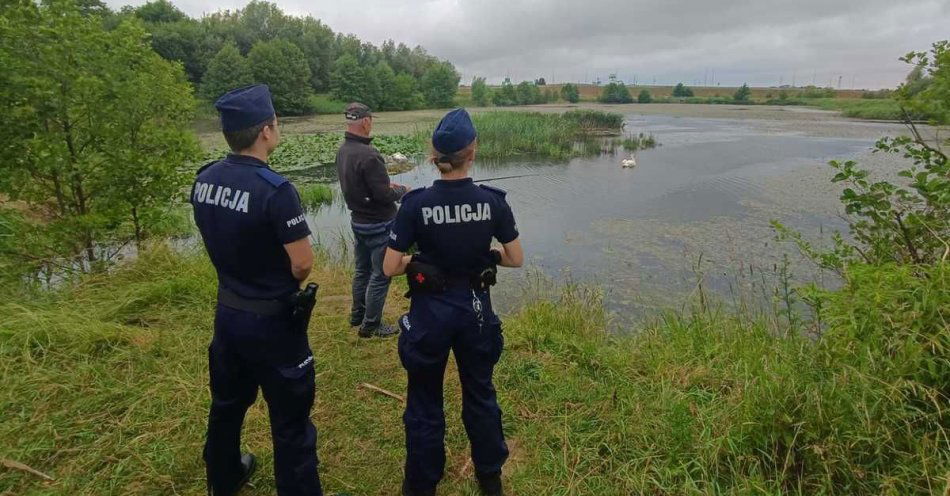 zdjęcie: Policjanci i słuchacze Szkoły Policji w Słupsku wspólnie kontrolowali akweny i łowiska / fot. KMP w Koszalinie