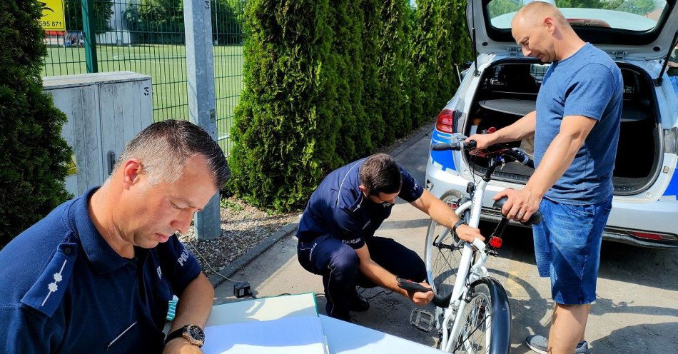 zdjęcie: Policjanci znakowali rowery / fot. KPP w Tucholi