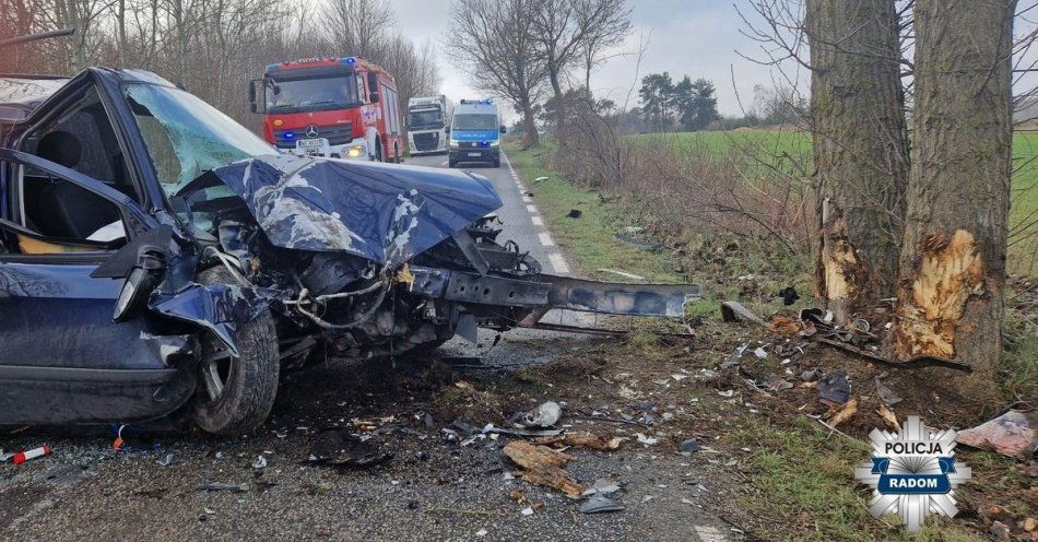 zdjęcie: Zjechał z drogi i uderzył w drzewo / fot. KMP w Radomiu