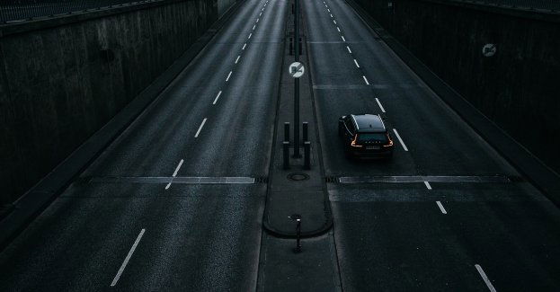 Niebezpieczne sytuacje na ekspresówce – kierowca jechał pod prąd, pieszy szedł do domu