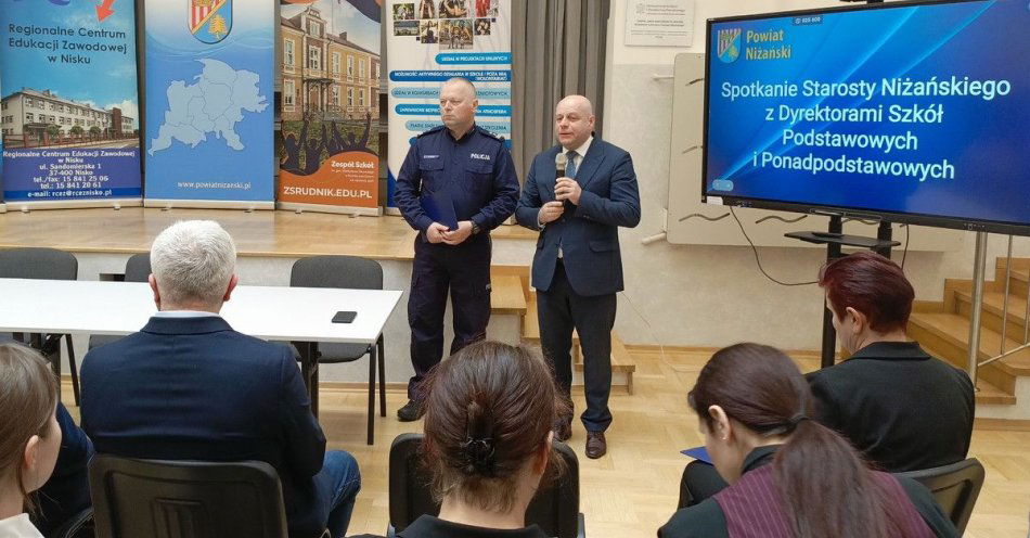 zdjęcie: Dyrektorzy szkół z powiatu niżańskiego o cyberzagrożeniach / fot. KPP w Nisku fot.: KPP w Nisku