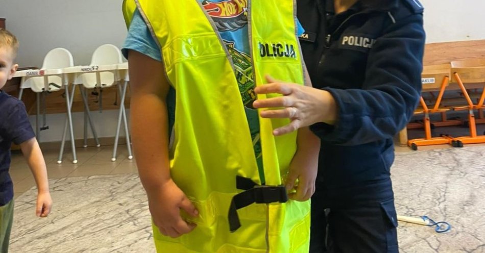 zdjęcie: Policjantka uczy przedszkolaków zasad bezpieczeństwa / fot. KPP w Nowym Dworze Mazowieckim policjantka na spotkaniu w przedszkolu