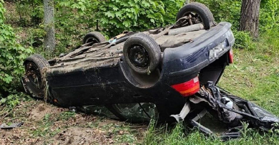 zdjęcie: Policjanci pracowali przy tragicznym wypadku drogowym w pobliżu Stołczna / fot. KPP w Człuchowie
