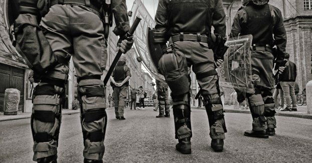 Policyjne kontrole pseudokibiców; sprawdzono 422 pojazdy i prawie 700 osób