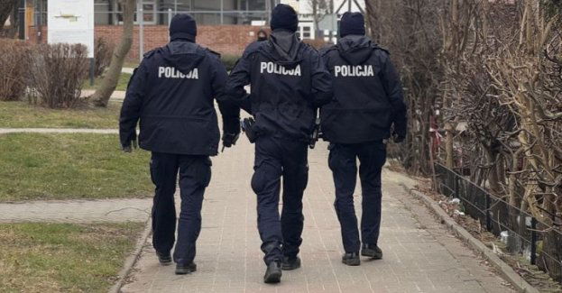 Policjanci z powiatu puckiego spędzają z młodzieżą "Dzień Wagarowicza"