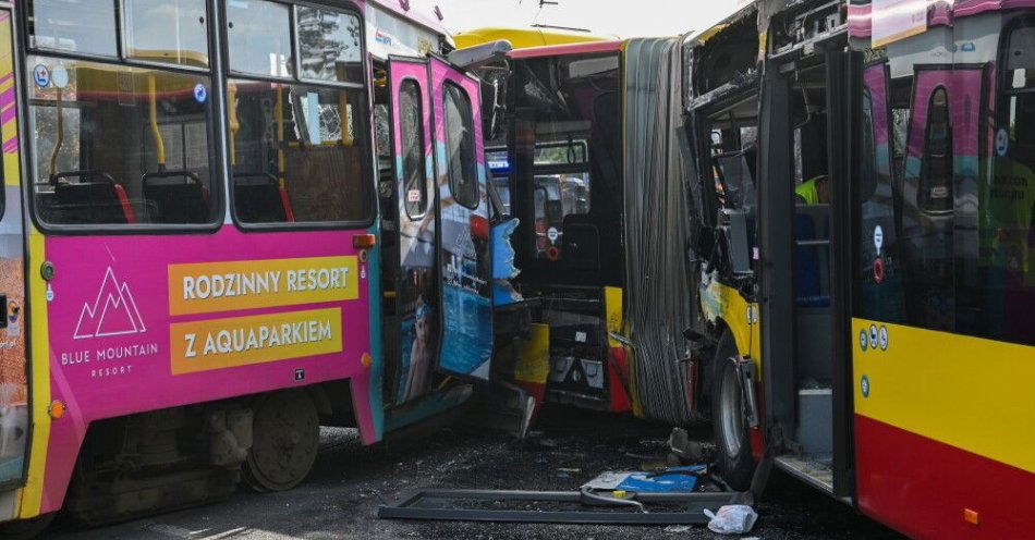zdjęcie: 13 osób rannych w zderzeniu autobusu MPK z tramwajem we Wrocławiu / fot. PAP