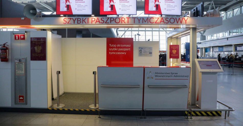 zdjęcie: Paszport tymczasowy na lotnisku wyrobiło 49 osób, każda to inna historia / fot. PAP