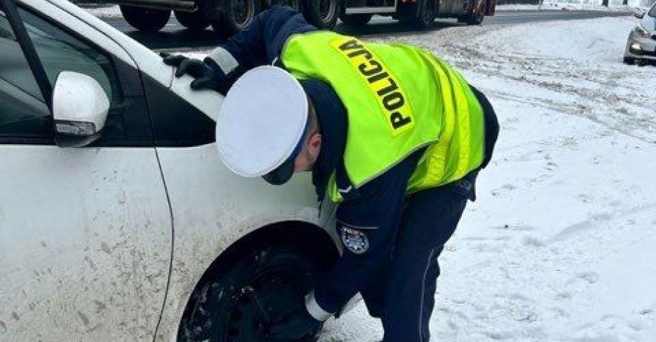 zdjęcie: Miała 100 km do domu. Niestety uszkodziła oponę w swojej toyocie. Pomogli jej gostynińscy policjanci / fot. KPP w Gostyninie