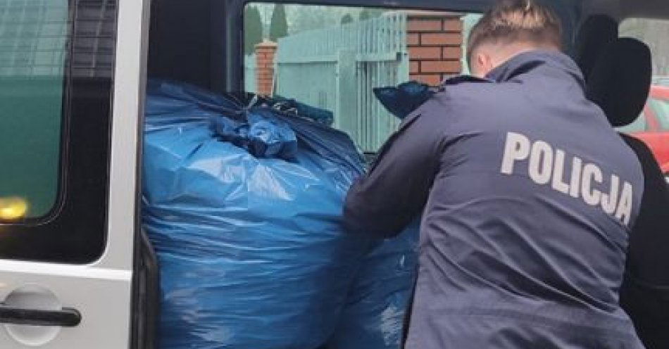 zdjęcie: Chory Szymek potrzebuje pomocy. Policjanci przekazali nakrętki / fot. KPP w Łosicach