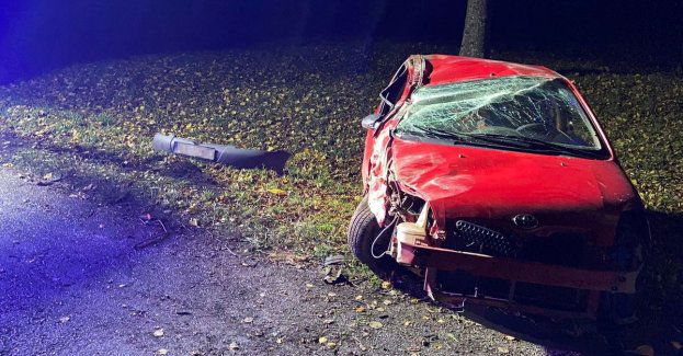 18-latek uderzył osobówką w drzewo