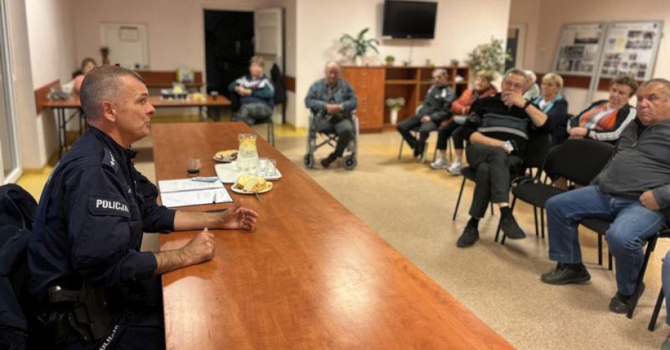 zdjęcie: Seniorzy z Bińcza uczą się jak nie dać się oszustom / fot. KPP w Człuchowie