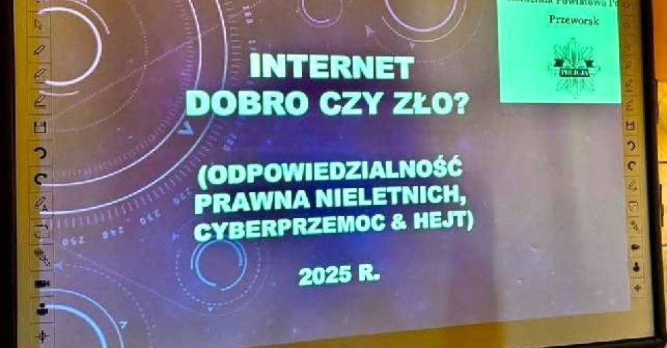 zdjęcie: Policjanci uczą młodzież praw i bezpieczeństwa w sieci / fot. KPP w Przeworsku KPP Przeworsk