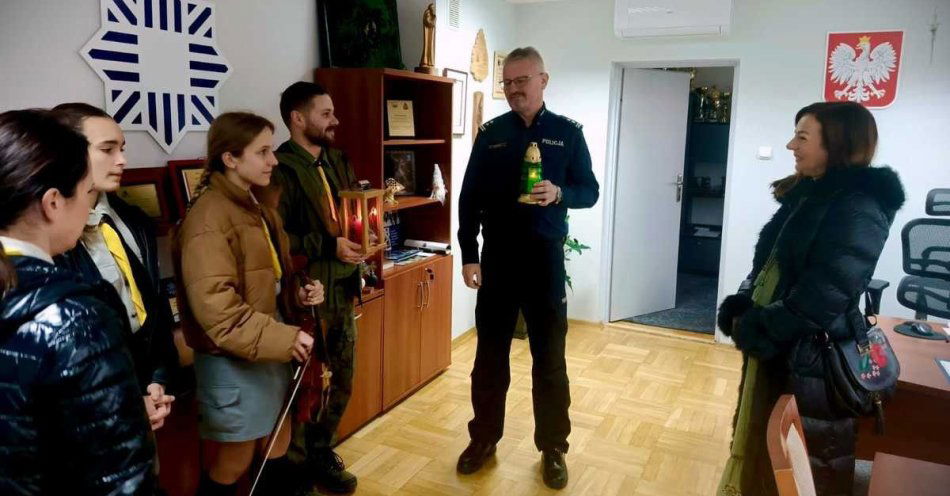 zdjęcie: Betlejemskie Światło Pokoju przekazane policji w Ropczycach / fot. KPP w Ropczycach fot. mł. asp. A.Olszowy-Szydło