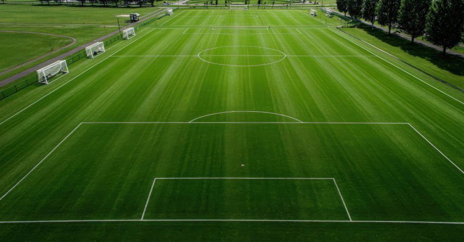 zdjęcie: Ekstraklasa piłkarska - zakończony remont boiska i wymiana murawy na stadionie w Białymstoku / v70673998
