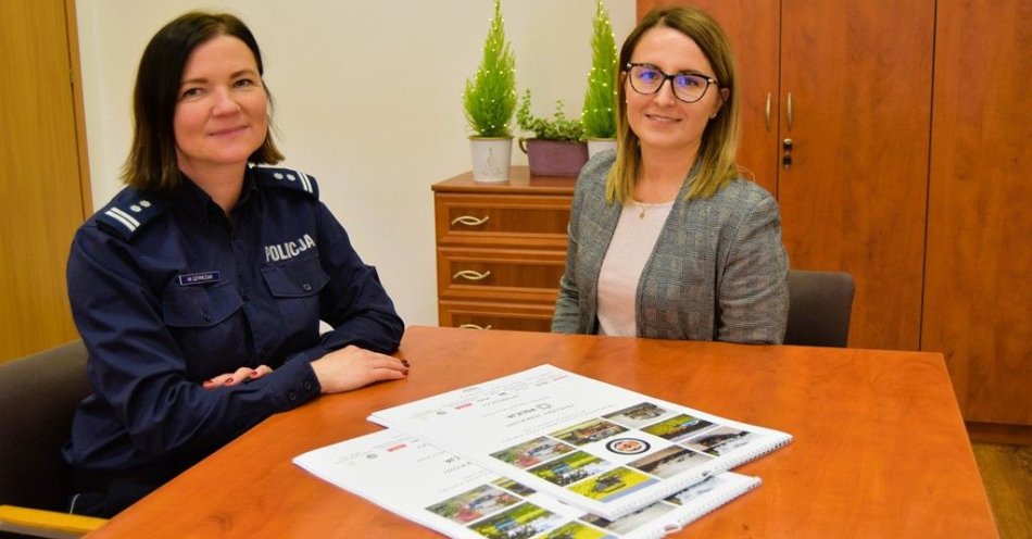 zdjęcie: Kalendarz zabytkowych aut wspiera schronisko w Gaju / fot. KPP Śrem