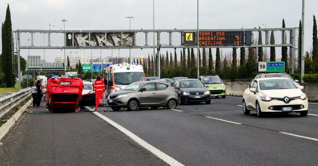 Dwie osoby ranne w wypadku na DK 51 w pobliżu miejscowości Rogóż