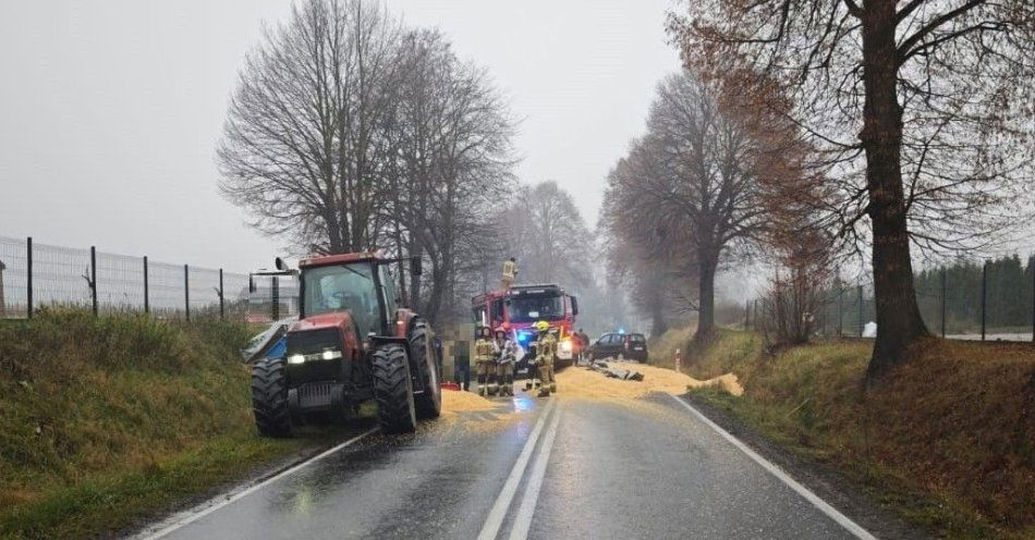 zdjęcie: Kukurydza zasypała DK44 w Przeciszowie ruch wstrzymany / fot. KMP w Oświęcimiu