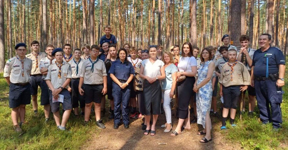 zdjęcie: Policjanci i pracownicy sanepidu odwiedzili harcerzy / fot. KPP Biłgoraj