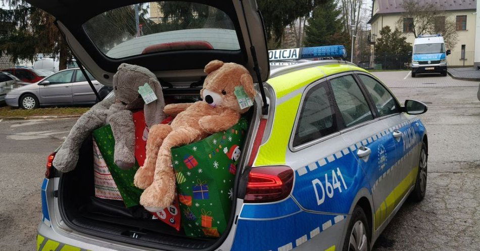 zdjęcie: Policjanci z Zamościa przekazali świąteczne upominki dzieciom / fot. KMP Zamość