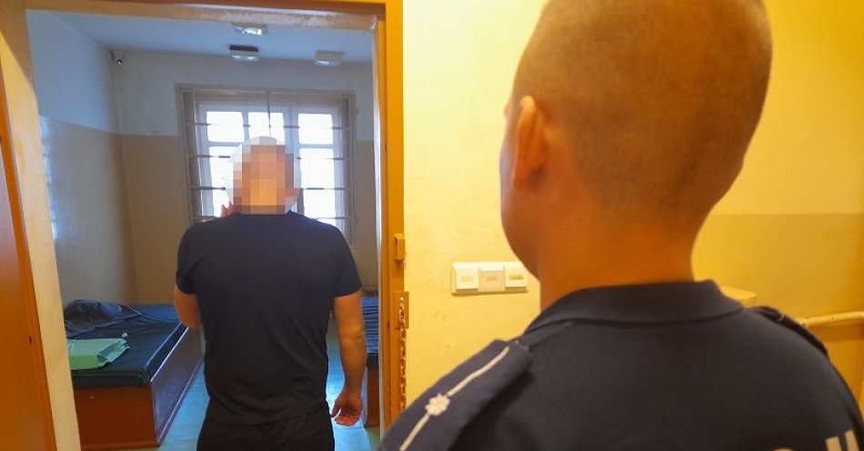 zdjęcie: Złamał wydany przez policjantów nakaz opuszczenia mieszkania i zakaz zbliżania się do lokalu. W trybie przyspieszonym stanie przed sądem / fot. KPP w Lęborku