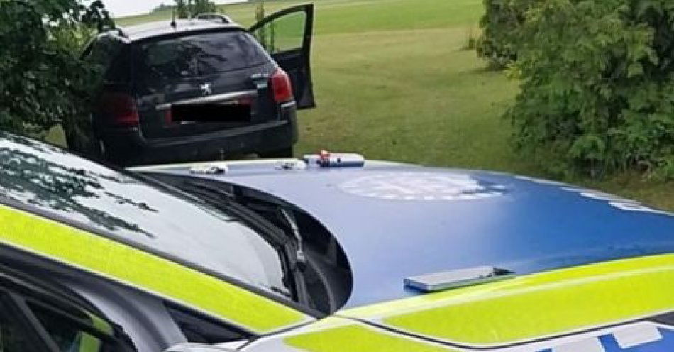 zdjęcie: Odzyskany skradziony samochód - kierowca z zakazem i narkotykami w rękach policjantów / fot. KPP w Chojnicach