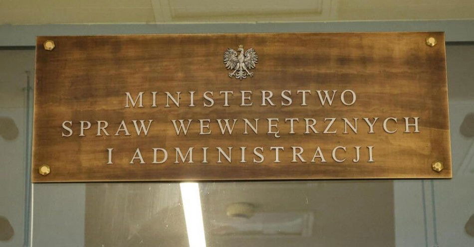 zdjęcie: MSWiA: w niedzielę w RCB odprawa ze służbami w związku z możliwym intensywnym deszczem / Warszawa, 07.07.2025. Tabliczka na budynku Ministerstwa Spraw Wewnętrznych i Administracji w Warszawie, 7 bm. (doro) PAP/Albert Zawada