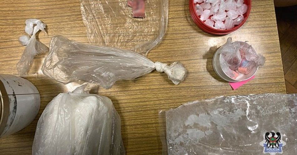 zdjęcie: Zabezpieczony ponad kilogram narkotyków. Tymczasowo aresztowany 42-latek dodatkowo odpowie za handel środkami zabronionym prawem / fot. KMP w Wałbrzychu
