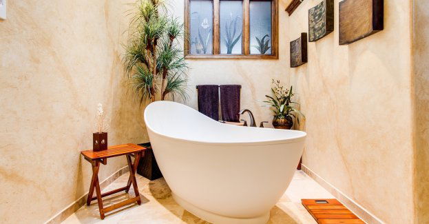 Chciała sprzedać wannę - straciła 5 tys. złotych. 69-latka myślała, że pomaga córce i straciła 10 tys. złotych