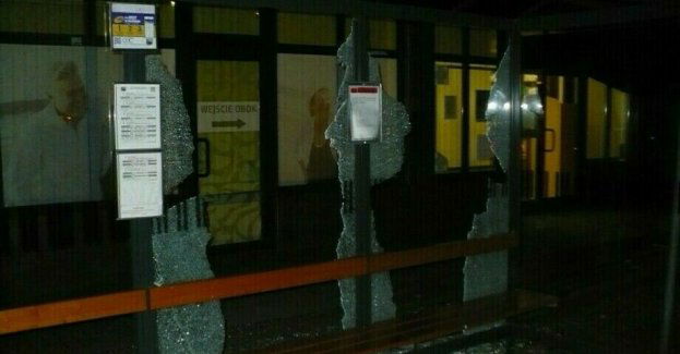 Uszkodził wiatę przystankową. Dzisiaj usłyszał zarzut