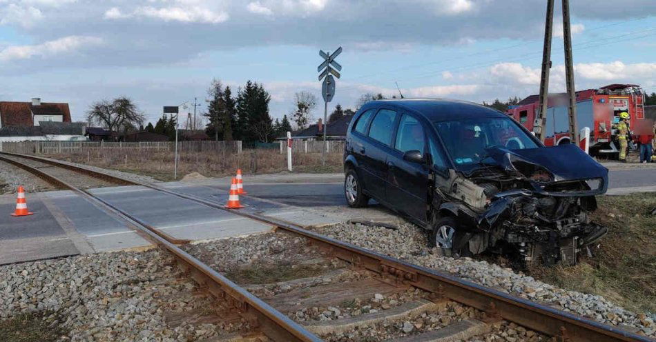 zdjęcie: Zderzenie samochodu z szynobusem w Wielbarku / fot. KPP w Szczytnie Zdarzenie na przejeździe kolejowym