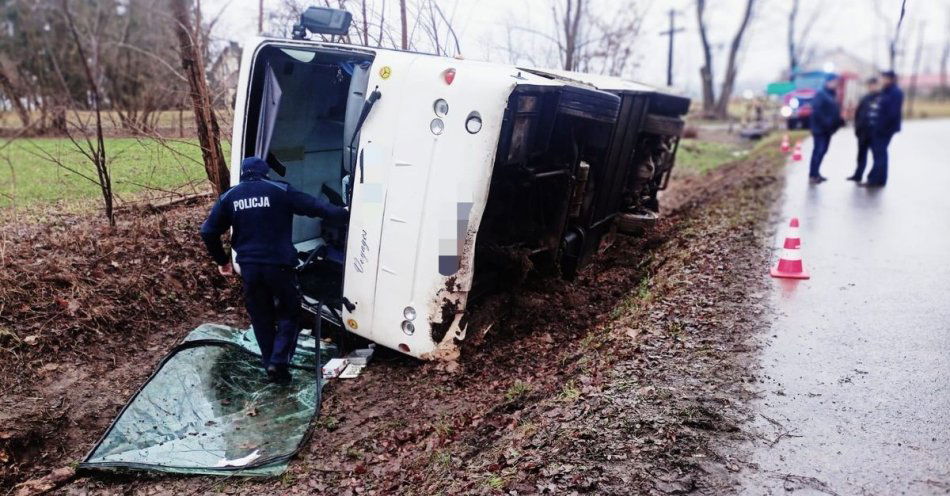 zdjęcie: Zdarzenie drogowe z udziałem autobusu w Starej Rawie / fot. KMP w Skierniewicach