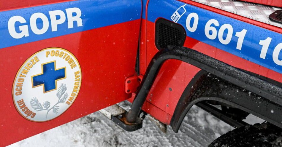 zdjęcie: GOPR: wyjście na szlaki w Bieszczadach stanowi realne zagrożenie dla zdrowia i życia / Wołosate (Bieszczady), 25.01.2024. Smochód GOPR Bieszczady w miejscu zajęć. Wspólne ćwiczenia w rejonie miejscowości Wołosate, 25 bm. funkcjonariuszy Bieszczadzkiego Oddziału Straży Granicznej i Bieszczadzkiej Grupy GOPR, które mają na celu doskonalenie u uczestników umiejętności poruszania się na nartach skiturowych i skuterach śnieżnych, a także poszerzenie zdolności  orientacji w terenie oraz udzielania pierwszej pomocy. (dd/dw) PAP/Darek Delmanowicz