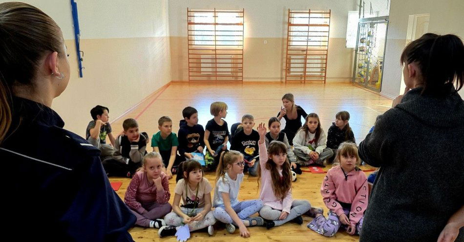 zdjęcie: Policjanci odwiedzili Promyczek i uczyli bezpieczeństwa / fot. KPP w Goleniowie