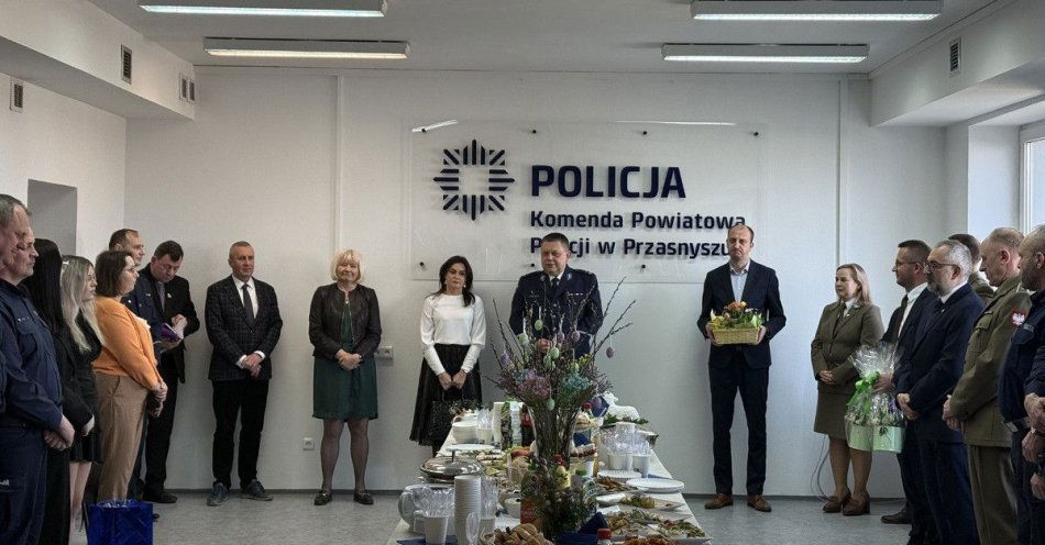zdjęcie: Świąteczne spotkanie w Komendzie Powiatowej Policji w Przasnyszu / fot. KPP w Przasnyszu SPOTKANIE WIELKANOCNE W KOMENDZIE POWIATOWEJ POLICJI W PRZASNYSZU