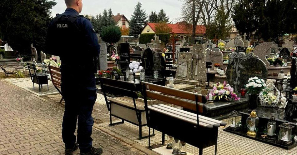 zdjęcie: Wzmożone patrole na cmentarzach przed Świętem Zmarłych / fot. KPP Żary