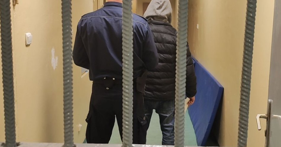 zdjęcie: Zatrzymano 35 letniego mężczyznę za pobicie seniora i zniszczenie auta / fot. KPP w Łęczycy