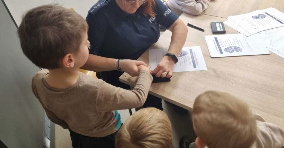 zdjęcie: Przedszkolaki odwiedziły komisariat w Retkini i spotkały Mikołaja / fot. KMP w Łodzi