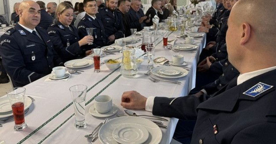 zdjęcie: Policja i samorządowcy łamią opłatek w Gostyniu / fot. KPP Gostyń