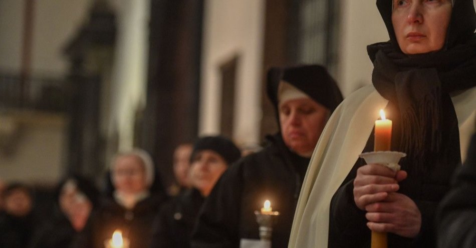 zdjęcie: Święto Ofiarowania Pańskiego kończy w Kościele okres śpiewania kolęd / Warszawa, 02.02.2024. Wierni podczas mszy świętej w Archikatedrze Warszawskiej z okazji obchodów Dnia Życia Konsekrowanego, 2 bm. (sko) PAP/Piotr Nowak