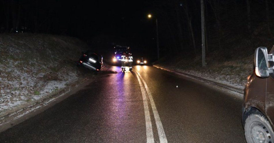 zdjęcie: Kolizja, auto na skarpie i nietrzeźwy kierowca / fot. KPP Pińczów