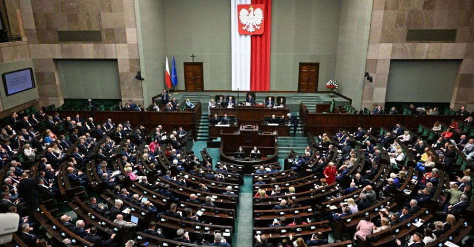 zdjęcie: Sejm za dalszym czasowym zawieszeniem prawa do składania wniosków o azyl na granicy z Białorusią / fot. PAP