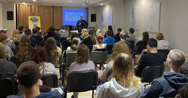 Spotkanie policjanta z młodzieżą w bursach międzyszkolnych
