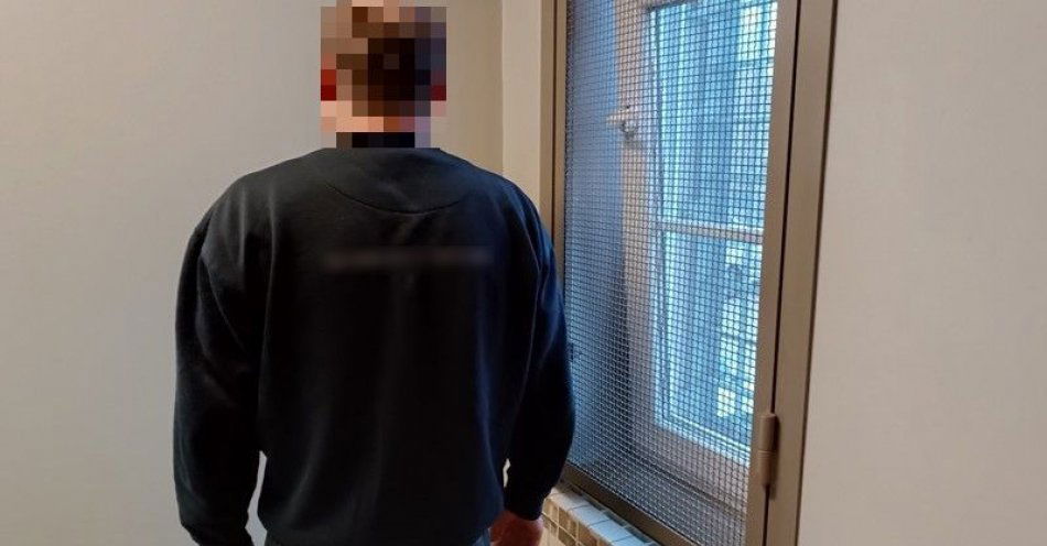 zdjęcie: Miliccy policjanci przewieźli do aresztu śledczego kolejnego zatrzymanego mężczyznę / fot. KPP w Miliczu