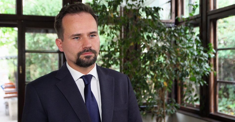zdjęcie: Opera Così fan tutte zadebiutowała w Warszawskiej Operze Kameralnej. To pełna melancholii komedia o miłości / fot. Newseria - Adam Banaszak, dyrygent
