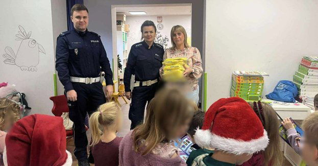 Policjanci uczą przedszkolaków bezpieczeństwa na drodze