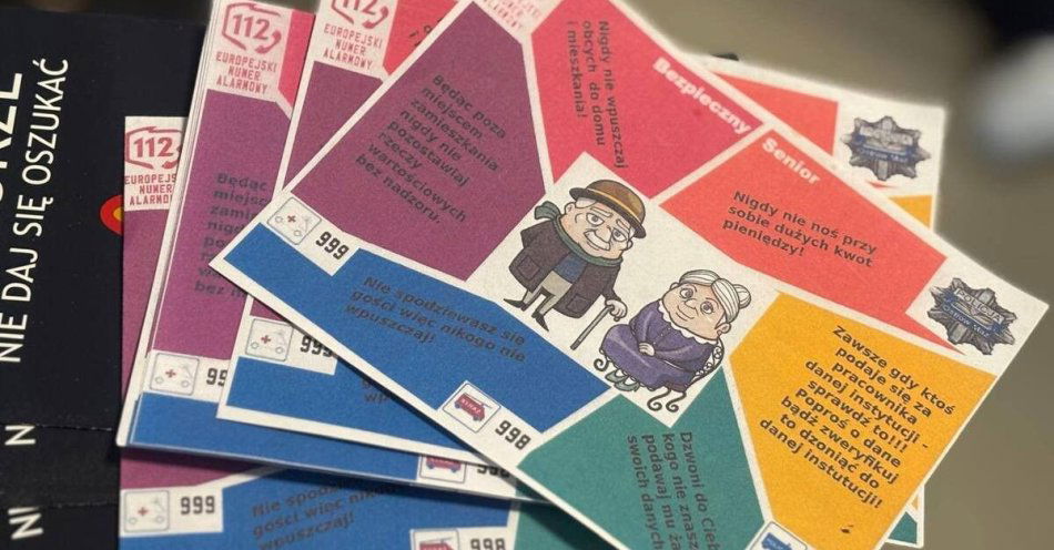 zdjęcie: Młodzież uczy seniorów jak nie dać się oszustom / fot. KPP w Ostrowi Mazowieckiej