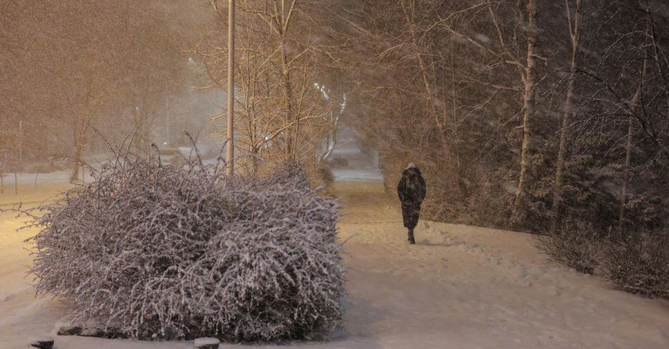 zdjęcie: Burza śnieżna nad Warszawą; trudne warunki na drogach / fot. PAP