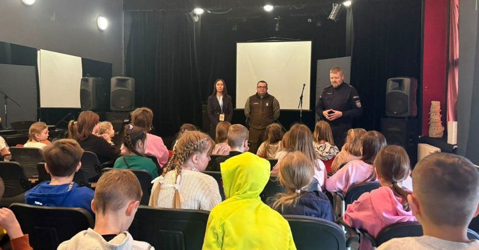 zdjęcie: Zima bez zagrożeń. Policja uczy dzieci bezpiecznych zabaw / fot. KMP w Dąbrowie Górniczej