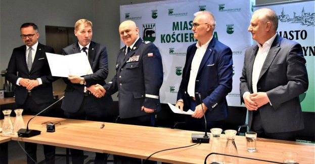 Podpisanie umowy przekazania działki na budowę nowej Komendy Poniatowej Policji w Kościerzynie.